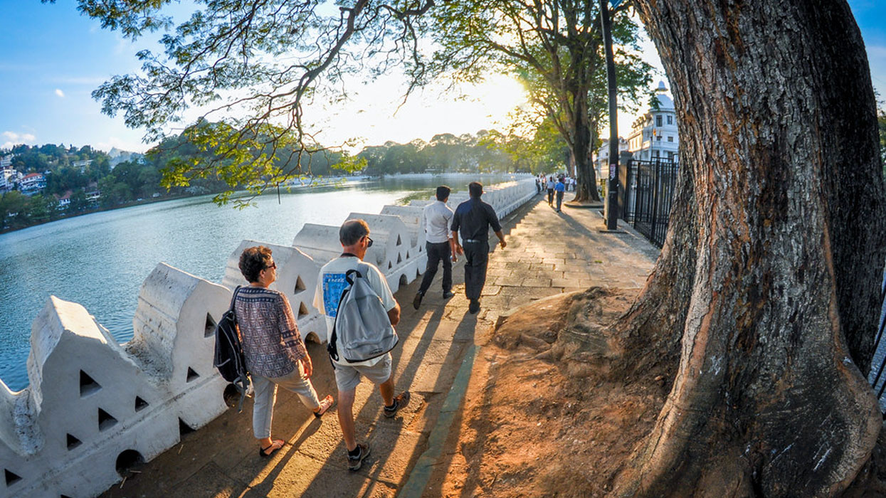 Walk around Kandy Lake.